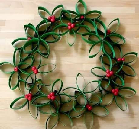 11. Enfeite de natal para porta feito com rolos de papel. Fonte: Pinterest