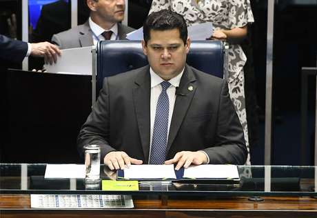 O presidente do Senado, Davi Alcolumbre, marcou para esta terça-feira a sessão solene