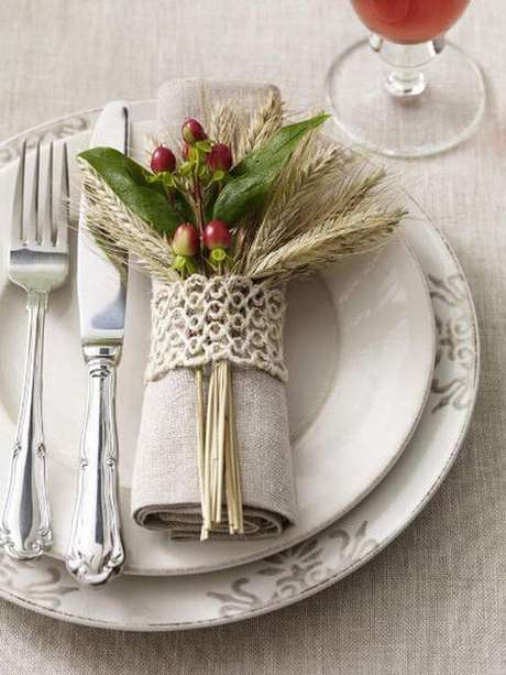 6. Anel para guardanapo de tecido com frutas artificiais na decoração – Por: Pinterest 6. Anel para guardanapo de tecido com frutas artificiais na decoração – Por: Pinterest