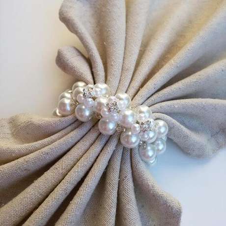 21. As pérolas são lindas opções para decorar os guardanapos em festas clássicas – Por: Etsy 21. As pérolas são lindas opções para decorar os guardanapos em festas clássicas – Por: Etsy