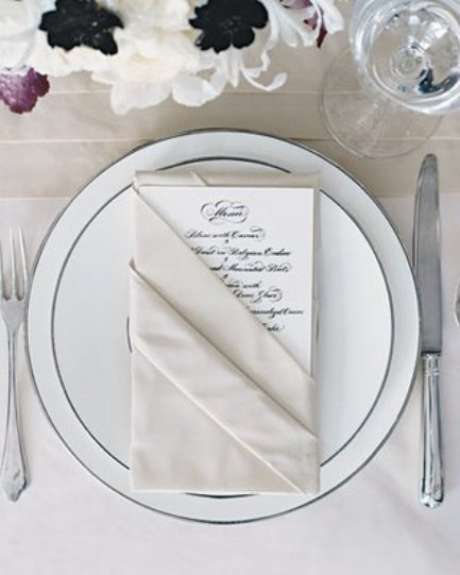 26. Dobradura de guardanapo de tecido para colocar o menu – Por: Pinterest 26. Dobradura de guardanapo de tecido para colocar o menu – Por: Pinterest