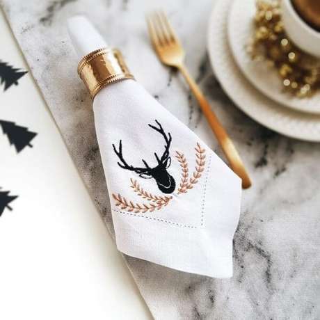 28. Guardanapo de tecido bordado para mesa posta de natal – Por: Labella Mesa 28. Guardanapo de tecido bordado para mesa posta de natal – Por: Labella Mesa