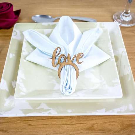 29. Guardanapo de tecido branco com anel love – Por: MDecore 29. Guardanapo de tecido branco com anel love – Por: MDecore