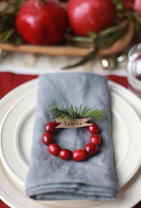 34. Guardanapo de tecido para decoração de festa de natal – Por: Pinterest 34. Guardanapo de tecido para decoração de festa de natal – Por: Pinterest
