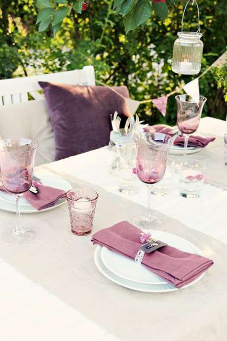 35. Mesa de festa com guardanapo de tecido roxo – Por: Colocando a mesa com charme 35. Mesa de festa com guardanapo de tecido roxo – Por: Colocando a mesa com charme