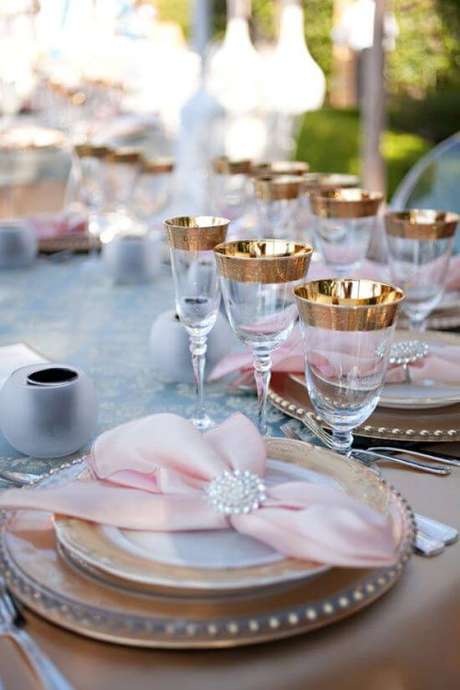 45. Guardanapo de tecido cor de rosa com decoração em dourado – Por: My Desing Chic 45. Guardanapo de tecido cor de rosa com decoração em dourado – Por: My Desing Chic