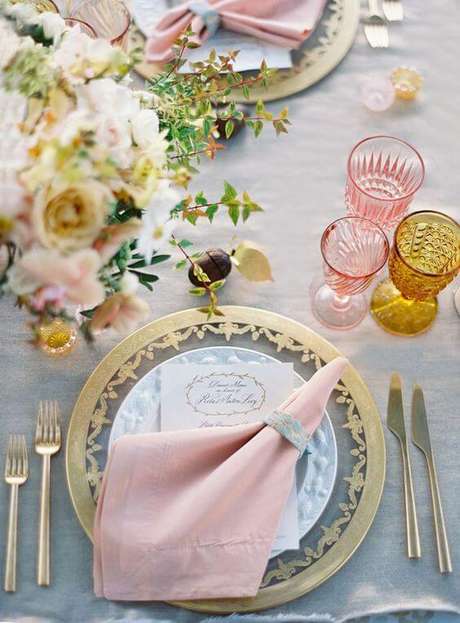 51. Decoração de festa de casamento com guardanapo de tecido simples – Por: Pinterest 51. Decoração de festa de casamento com guardanapo de tecido simples – Por: Pinterest