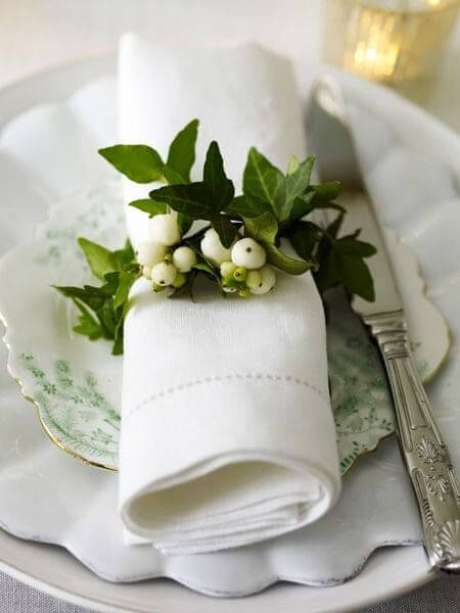 12. Guardanapo de tecido branco com anel de plantas – Por: Tumblr 12. Guardanapo de tecido branco com anel de plantas – Por: Tumblr