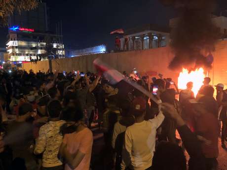 Resultado de imagem para Manifestantes tentam invadir consulado do Irã em Kerbala, no Iraque 03/11/2019 REUTERS/Stringer