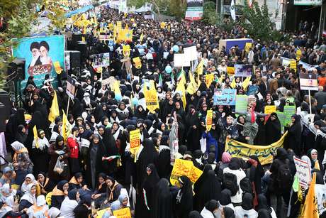 Resultado de imagem para Manifestantes iranianos marcam 40º aniversário da invasão da embaixa dos EUA em Teerã 04/11/2019 Nazanin Tabatabaee/WANA (West Asia News Agency) via REUTERS