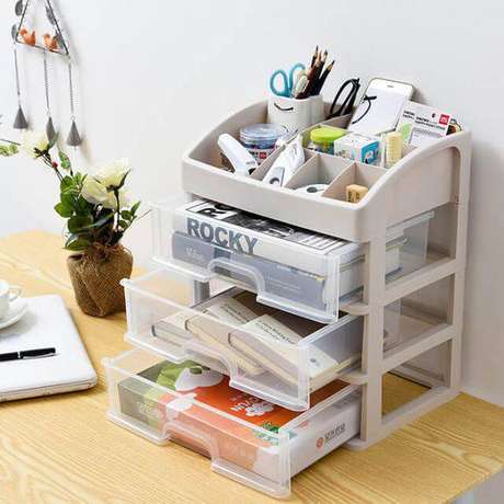 2. Gaveteiro organizador para mesa de escritório, feito de plástico – Por: Revista VD 2. Gaveteiro organizador para mesa de escritório, feito de plástico – Por: Revista VD