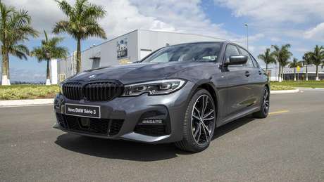 BMW 320i M Sport 5 Years Edition: grade frontal escurecida e carroceria na cor cinza mineral. BMW 320i M Sport 5 Years Edition: grade frontal escurecida e carroceria na cor cinza mineral.