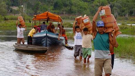 Distribui&ccedil;&atilde;o de filtros d'&aacute;gua em comunidade do Rio Tabaj&oacute;s, trabalho da ONG Sa&uacute;de & Alegria