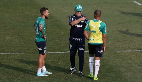 Lucas Lima e Mayke devem ser escalados como titulares por Mano nesta quarta-feira (Agência Palmeiras/Divulgação) Lucas Lima e Mayke devem ser escalados como titulares por Mano nesta quarta-feira (Agência Palmeiras/Divulgação)