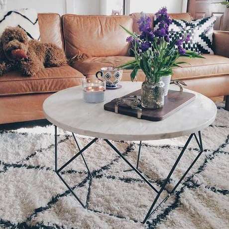 30. A mesa de mármore é perfeita para quem gosta de tapetes. Foto: Westelm