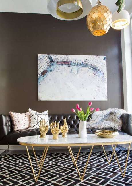 22. No entanto, decorações modernas também podem usar a mesa de mármore. Foto: Decorstore