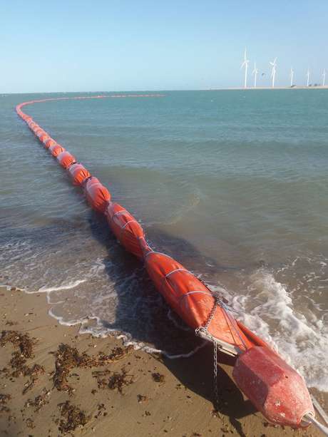 Ceará utiliza barreiras para conter avanço do óleo Ceará utiliza barreiras para conter avanço do óleo