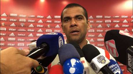 Daniel Alves fala no Morumbi após a derrota para o Fluminense - FOTO: Fellipe Lucena Daniel Alves fala no Morumbi após a derrota para o Fluminense - FOTO: Fellipe Lucena