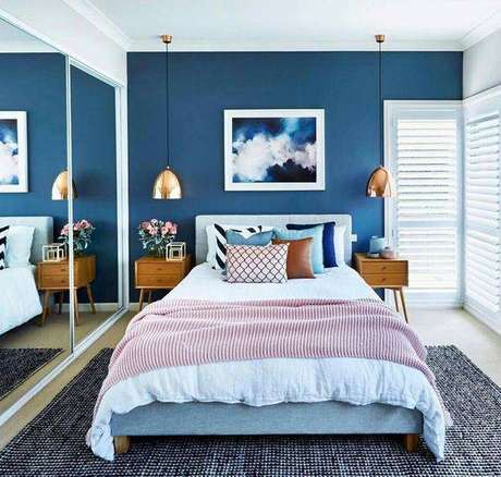 72. Os detalhes metalizados, como o rose gold, são ótimas opções para decorar o quarto azul – Por: Pinterest