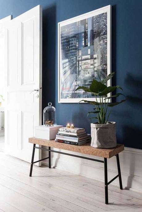 21. Parede azul na sala de estar com aparador rústico – Por: Ideias Decor