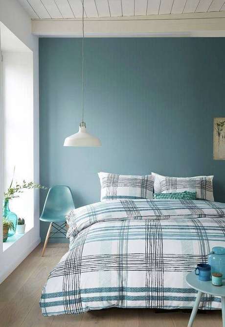 38. Parede azul claro com roupa de cama combinando – Por: Décor Fácil