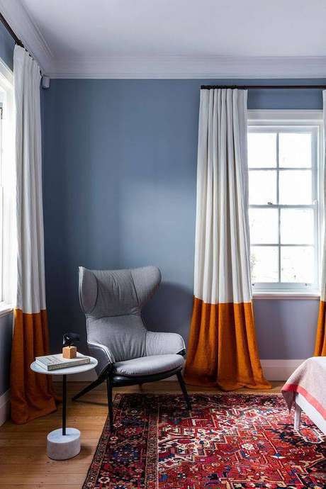 49. Quarto com parede azul claro, no estilo clássico – Por: Casa Vogue