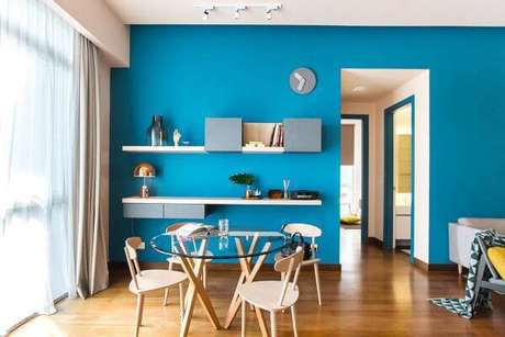 51. Sala com parede azul – Por: Home e Decor