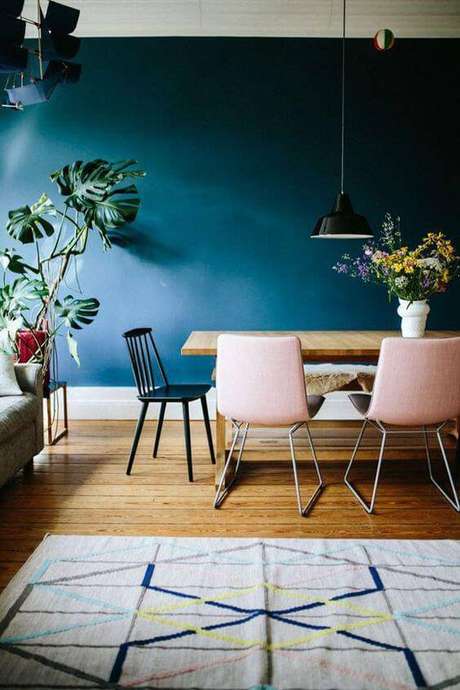 53. Sala de jantar com cadeiras rosa claro e parede azul – Por: Casa Vogue