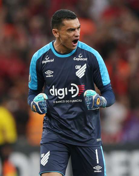 Tite Convoca Goleiro Do Athletico Apos Lesao De Ederson