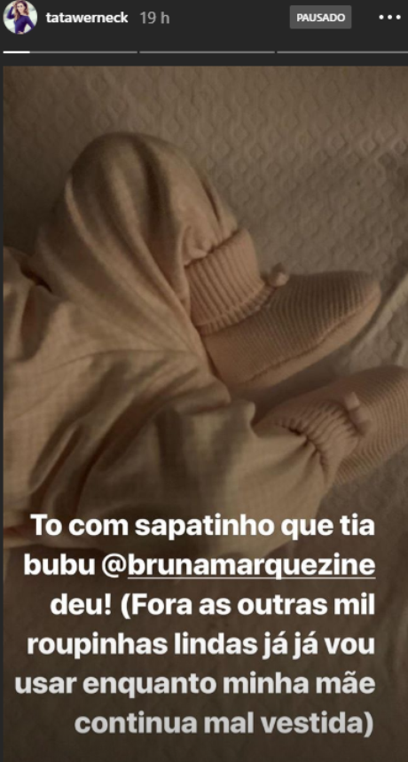 A atriz compartilhou em sua conta no Instagram os pés da filha, Clara Maria, com os sapatos que ela ganhou de presente da atriz Bruna Marquezine. A atriz compartilhou em sua conta no Instagram os pés da filha, Clara Maria, com os sapatos que ela ganhou de presente da atriz Bruna Marquezine.