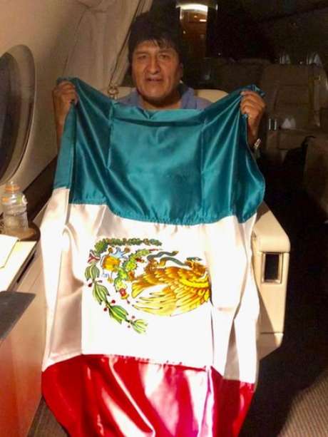 Evo Morales em voo rumo ao México; no Twitter, ele afirmou que posse de 'senadora golpista' é consumação de 'golpe desastroso'
