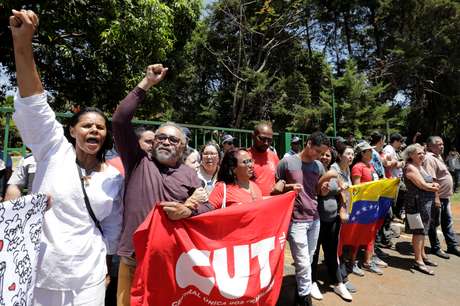 Apoiadores de Nicolás Maduro protestam do lado de fora da embaixada venezuelana em Brasília13/11/2019 REUTERS/Sergio Moraes