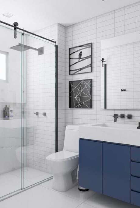 18. Decoração moderna para banheiro branco e azul com quadros e estilos minimalista – Foto: Ideias Decor 18. Decoração moderna para banheiro branco e azul com quadros e estilos minimalista – Foto: Ideias Decor