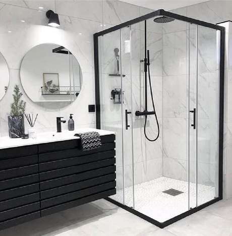 20. Banheiro branco e preto com decoração moderna e minimalista – Foto: Dicas Decor 20. Banheiro branco e preto com decoração moderna e minimalista – Foto: Dicas Decor