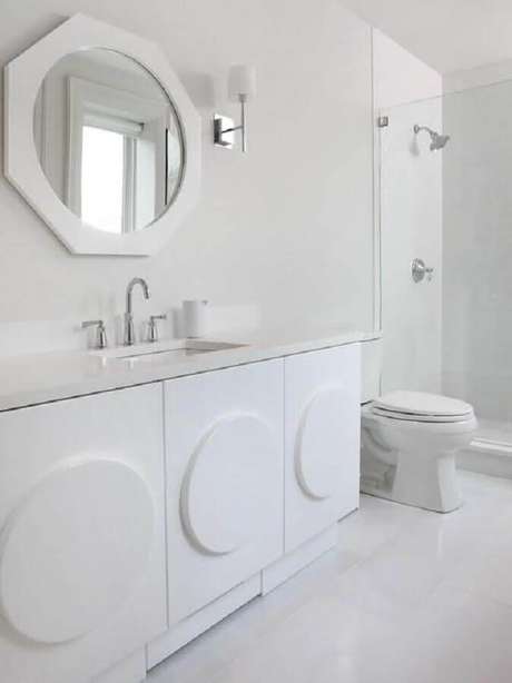 1. Saiba como decorar o seu banheiro branco e deixá-lo muito mais bonito – Foto: Pinterest 1. Saiba como decorar o seu banheiro branco e deixá-lo muito mais bonito – Foto: Pinterest