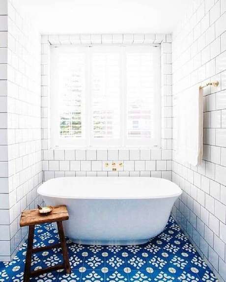 3. É importante manter uma rotina impecável de limpeza para o banheiro todo branco – Foto: So Decor