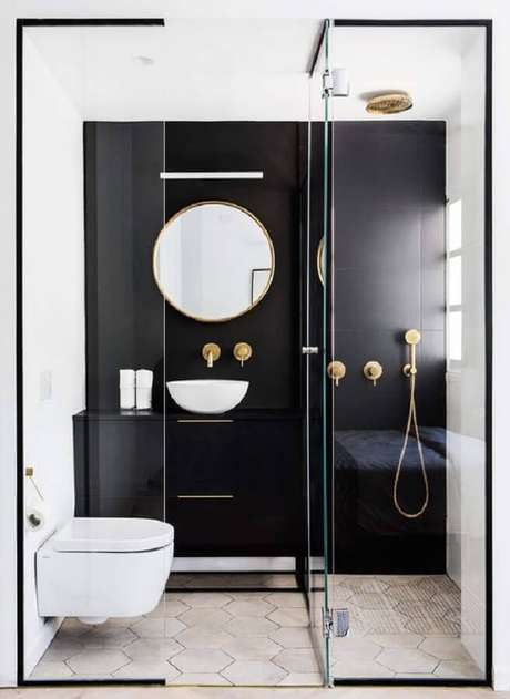 5. Decoração moderna para banheiro preto e branco com detalhes em dourado – Foto: Pinterest