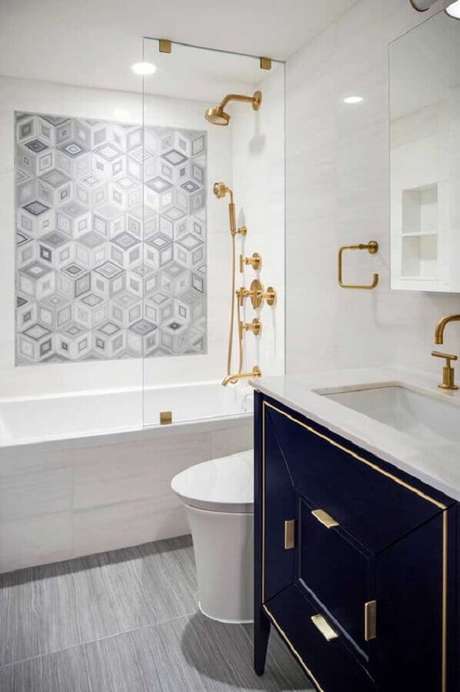 39. Decoração para banheiro branco e azul com detalhes em dourado – Foto: Ideias Decor