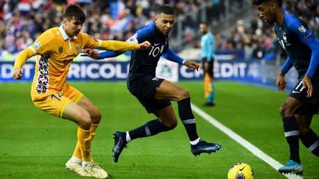 Mbappé não encontrou facilidade contra a defesa da Moldávia (Foto: AFP) Mbappé não encontrou facilidade contra a defesa da Moldávia (Foto: AFP)