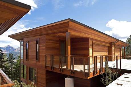 11. Casas de madeira com a arquitetura moderna e dois andares
