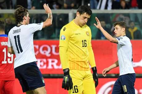 Italianos comemoram vitória (Foto: AFP) Italianos comemoram vitória (Foto: AFP)