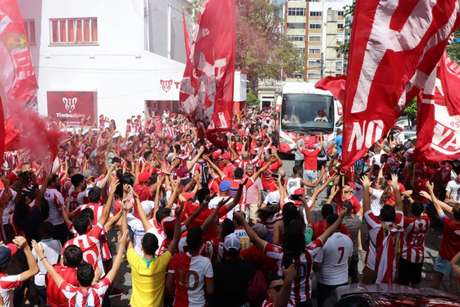 Torcida do Náutico fez grande recepção ao time antes do jogo do acesso para Série B (Foto: Leo Lemos/Náutico) Torcida do Náutico fez grande recepção ao time antes do jogo do acesso para Série B (Foto: Leo Lemos/Náutico)