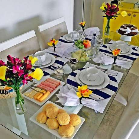 7. Arranjos de flores podem deixar sua mesa de café da manhã decorada mais bonita – Foto: Dicas de Mulher 7. Arranjos de flores podem deixar sua mesa de café da manhã decorada mais bonita – Foto: Dicas de Mulher