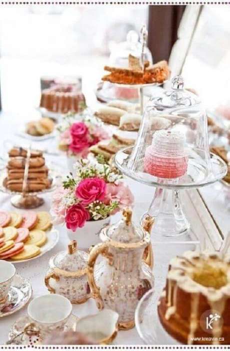 29. Linda decoração com detalhes românticos para mesa do café da manhã com louças clássicas – Foto: Yamileth Taylor 29. Linda decoração com detalhes românticos para mesa do café da manhã com louças clássicas – Foto: Yamileth Taylor