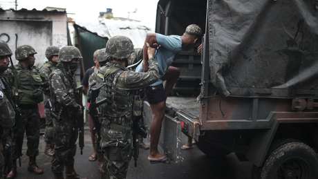 Militares em operação de Garantia da Lei e da Ordem no Rio de Janeiro