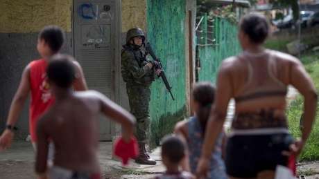 Durante GLO, militares ocuparam ruas e favelas do Rio de Janeiro