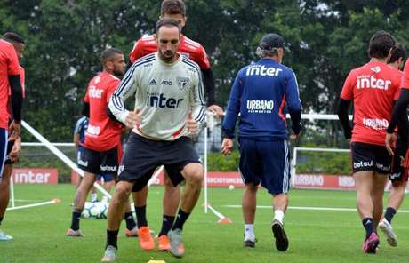 'Faltam 15 pontos, não? Então temos que ganhar os 15', diz Juanfran - FOTO: Érico Leonan/saopaulofc.net 'Faltam 15 pontos, não? Então temos que ganhar os 15', diz Juanfran - FOTO: Érico Leonan/saopaulofc.net