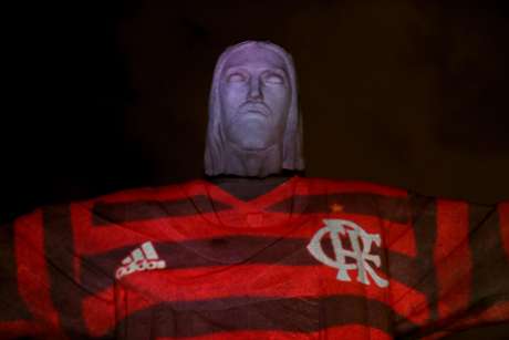 Cristo Redentor "veste" a camisa do Flamengo. Cristo Redentor "veste" a camisa do Flamengo.