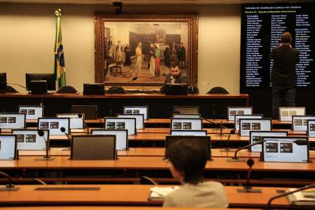 Movimentação durante debate sobre a PEC que possibilitaria a prisão após a 2ª instância, na Comissão de Constituição e Justiça (CCJ) na Câmara dos Deputados em Brasília (DF), nesta segunda-feira (11)