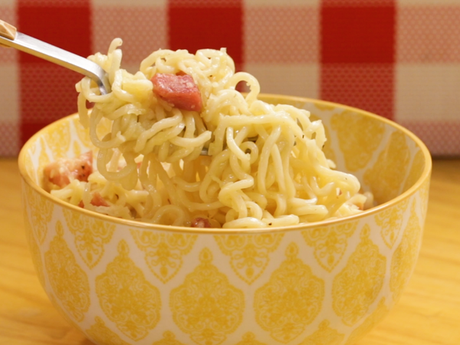 MACARRÃO INSTANTÂNEO À CARBONARA MACARRÃO INSTANTÂNEO À CARBONARA